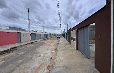 Imagem: A casa possui 2 Dormitórios, 1 Banheiro, 2 Vagas na garagem