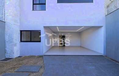 Imagem: A casa possui 4 Dormitórios, 5 Banheiros, 4 Vagas na garagem