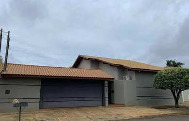 Imagem: A casa possui 5 Dormitórios, 3 Banheiros, 312m² de Área e