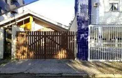 Imagem: A casa possui 2 Dormitórios, Acomodam 8 pessoas, 2 Vagas na