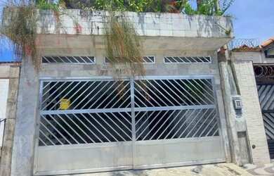 Imagem: A casa possui 3 Dormitórios, 4 Banheiros, 2 Vagas na garagem