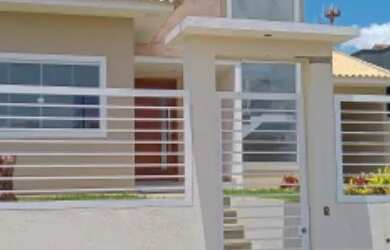 Imagem: A casa possui 4 Dormitórios, 3 Banheiros, 2 Vagas na garagem