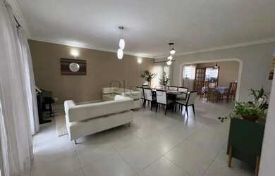 Imagem: A casa possui 3 Dormitórios, 4 Banheiros, 5 Vagas na garagem