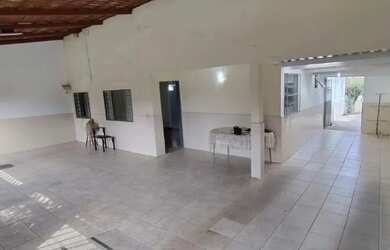 Imagem: A casa possui 2 Dormitórios, 2 Banheiros, 3 Vagas na garagem