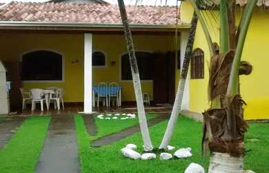 Imagem: A casa possui 2 Dormitórios, Acomodam 8 pessoas, 2 Vagas na