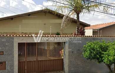 Imagem: A casa possui 3 Dormitórios, 3 Banheiros, 2 Vagas na garagem