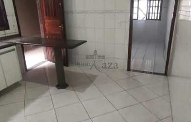 Imagem: A casa possui 2 Dormitórios, 2 Banheiros, 2 Vagas na garagem