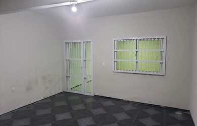 Imagem: A casa possui 2 Dormitórios, 2 Banheiros e 2 Vagas na garagem