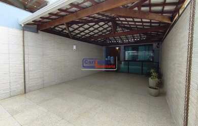 Imagem: A casa possui 3 Dormitórios, 3 Banheiros, 2 Vagas na garagem