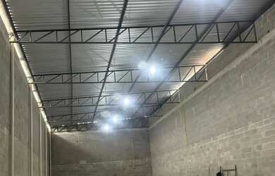 Imagem: O depósito para alugar possui 5 Vagas na garagem e 387m² de