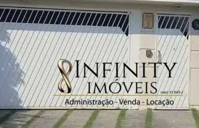 Imagem: A casa possui 3 Dormitórios, 2 Banheiros, 2 Vagas na garagem