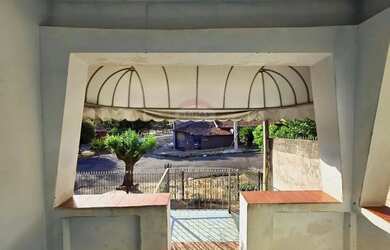 Imagem: A casa possui 3 Dormitórios, 1 Banheiro, 2 Vagas na garagem