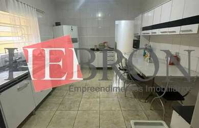 Imagem: A casa possui 4 Dormitórios, 1 Banheiro, 2 Vagas na garagem