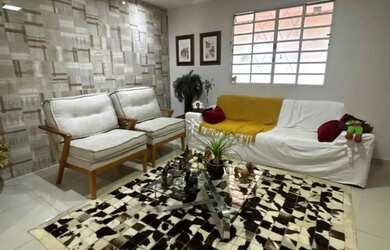 Imagem: A casa possui 3 Dormitórios, 2 Banheiros, 3 Vagas na garagem