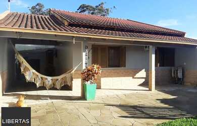 Imagem: A casa possui 3 Dormitórios, 1 Banheiro, 1 Vaga na garagem