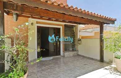 Imagem: A casa possui 4 Dormitórios, 4 Banheiros, 3 Vagas na garagem