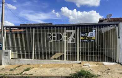 Imagem: A casa possui 3 Dormitórios, 1 Banheiro, 2 Vagas na garagem