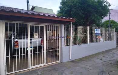 Imagem: A casa possui 3 Dormitórios, 2 Banheiros, 2 Vagas na garagem