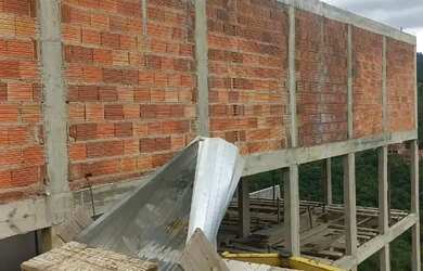 Imagem: A casa possui 3 Dormitórios, 2 Banheiros, 2 Vagas na garagem