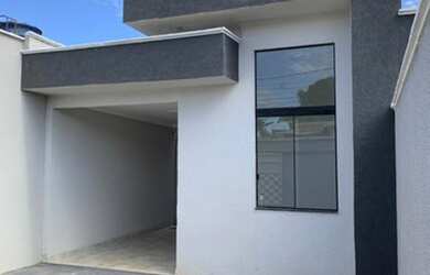 Imagem: A casa possui 3 Dormitórios, 2 Banheiros, 2 Vagas na garagem