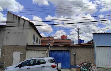 Imagem: A casa possui 3 Dormitórios, 2 Banheiros, 3 Vagas na garagem