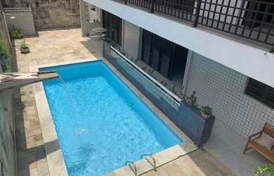 Imagem: A casa possui 4 Dormitórios, 5 Banheiros, 4 Vagas na garagem