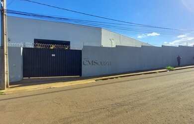 Imagem: O depósito possui 5 Vagas na garagem, 1.678m² de Área e