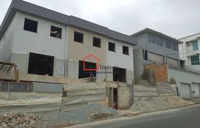 Imagem: A casa possui 3 Dormitórios, 3 Banheiros, 4 Vagas na garagem