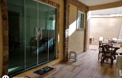 Imagem: A casa possui 2 Dormitórios, 2 Banheiros, 2 Vagas na garagem