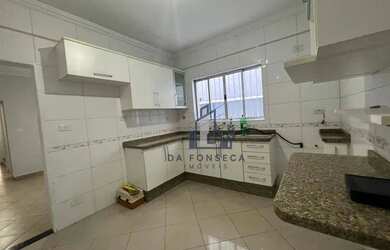 Imagem: A casa possui 3 Dormitórios, 3 Banheiros, 2 Vagas na garagem