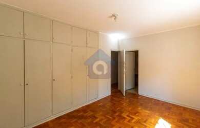 Imagem: A casa possui 3 Dormitórios, 3 Banheiros, 2 Vagas na garagem