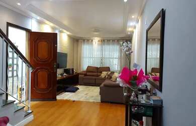 Imagem: A casa possui 3 Dormitórios, 4 Banheiros, 2 Vagas na garagem