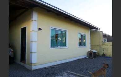 Imagem: A casa possui 3 Dormitórios, 1 Banheiro, 3 Vagas na garagem