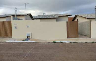 Imagem: A casa possui 3 Dormitórios, 2 Banheiros, 2 Vagas na garagem