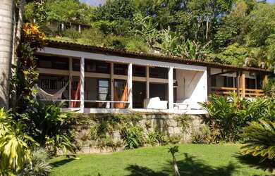 Imagem: A casa possui 4 Dormitórios, 2 Banheiros, 5 Vagas na garagem