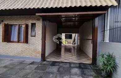 Imagem: A casa possui 3 Dormitórios, 2 Banheiros, 2 Vagas na garagem