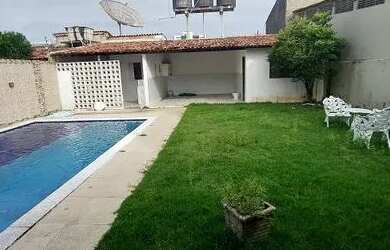 Imagem: A casa possui 3 Dormitórios, 3 Banheiros, 4 Vagas na garagem