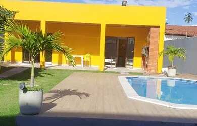 Imagem: A casa possui 2 Dormitórios, 3 Vagas na garagem e está localizado