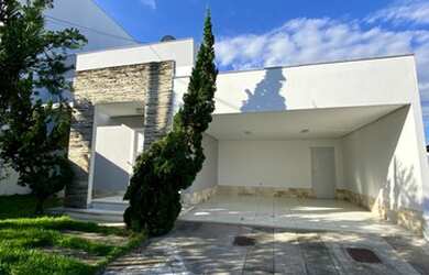 Imagem: A casa possui 3 Dormitórios, 3 Banheiros, 2 Vagas na garagem