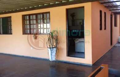 Imagem: A casa possui 3 Dormitórios, 2 Banheiros, 2 Vagas na garagem