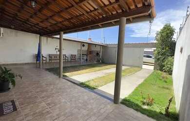 Imagem: A casa possui 3 Dormitórios, 1 Banheiro, 2 Vagas na garagem