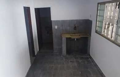 Imagem: A casa possui 2 Dormitórios, 1 Banheiro, 2 Vagas na garagem