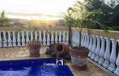 Imagem: A casa possui 3 Dormitórios, 3 Banheiros, 4 Vagas na garagem