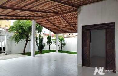 Imagem: A casa possui 3 Dormitórios, 3 Banheiros, 2 Vagas na garagem