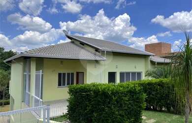 Imagem: A casa em condomínio possui 4 Dormitórios, 2 Banheiros, 5