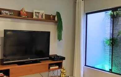 Imagem: A casa possui 3 Dormitórios, 2 Banheiros, 2 Vagas na garagem