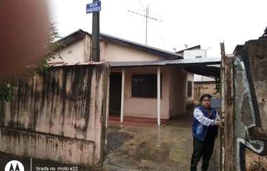 Imagem: A casa possui 2 Dormitórios, 1 Banheiro, 1 Vaga na garagem