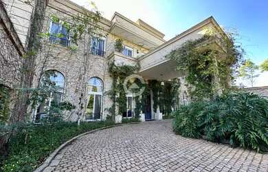 Imagem: A casa em condomínio possui 5 Dormitórios, 5 Banheiros, 5