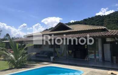 Imagem: A casa possui 4 Dormitórios, 3 Banheiros, 2 Vagas na garagem