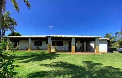 Imagem: A casa possui 4 Dormitórios, 5 Banheiros, 4 Vagas na garagem